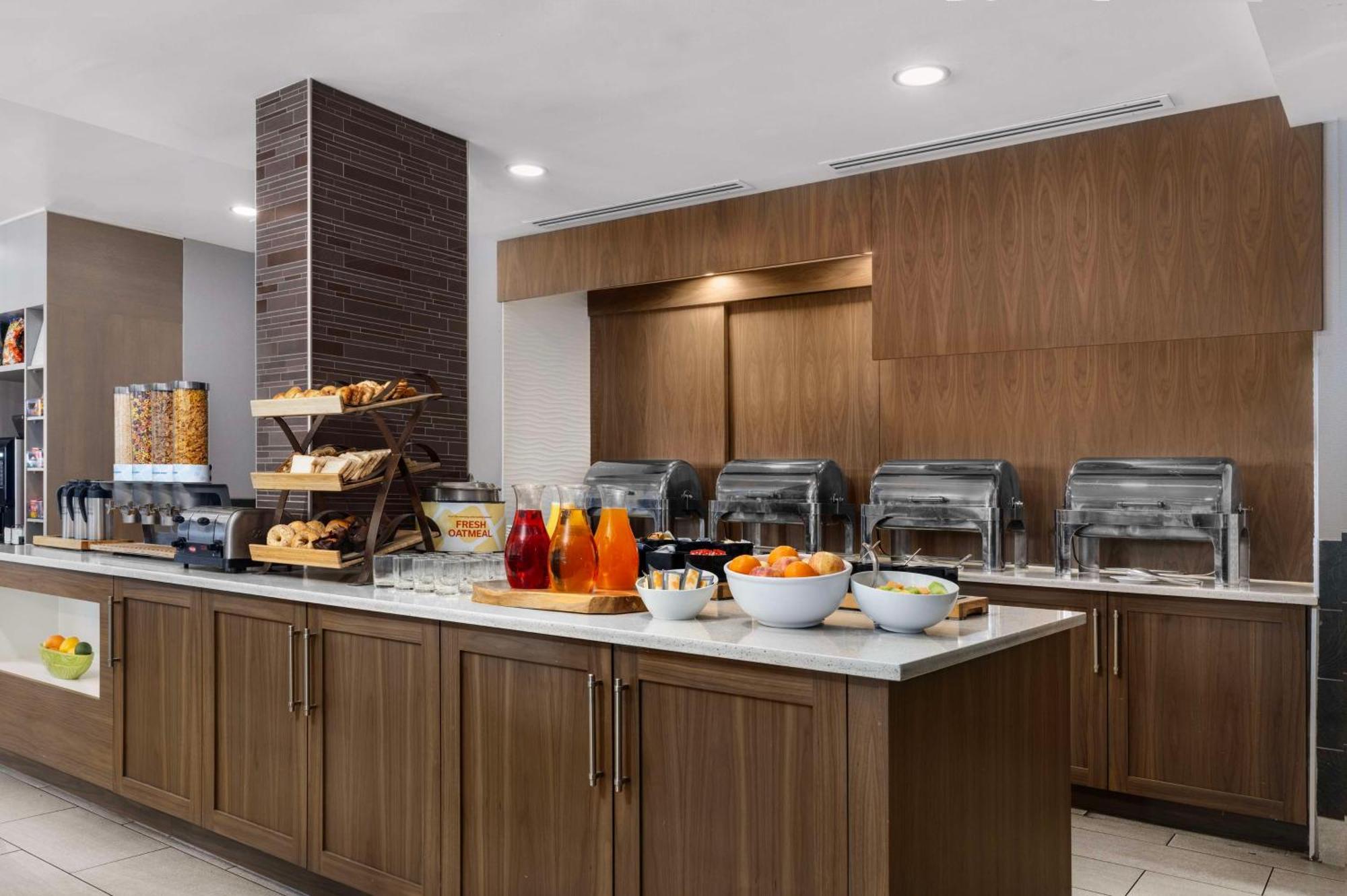Hilton Garden Inn Calgary Airport Buitenkant foto