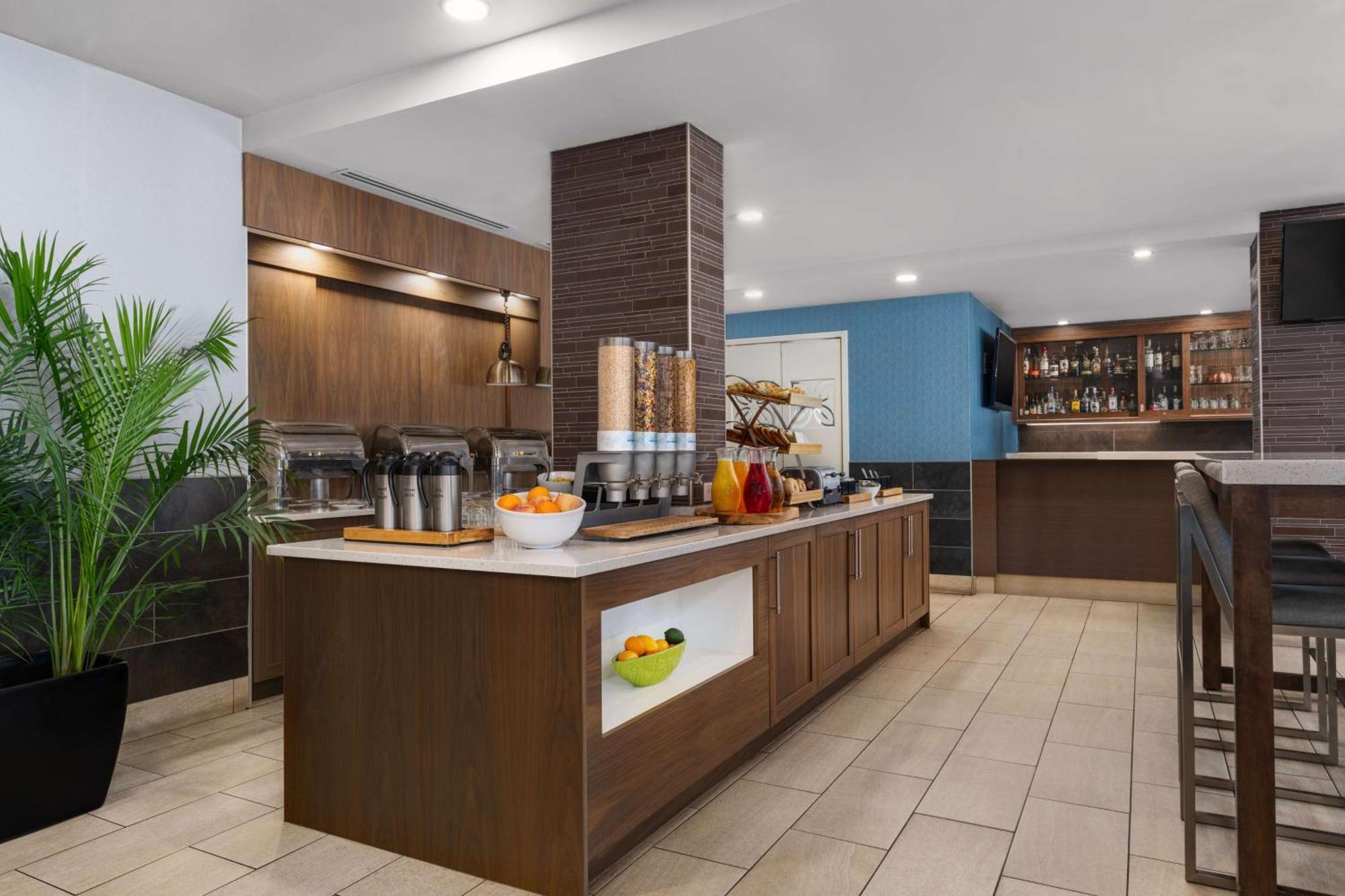 Hilton Garden Inn Calgary Airport Buitenkant foto