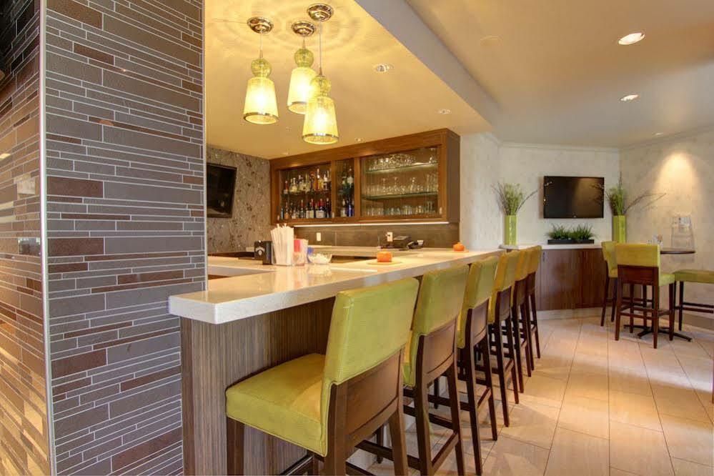 Hilton Garden Inn Calgary Airport Buitenkant foto